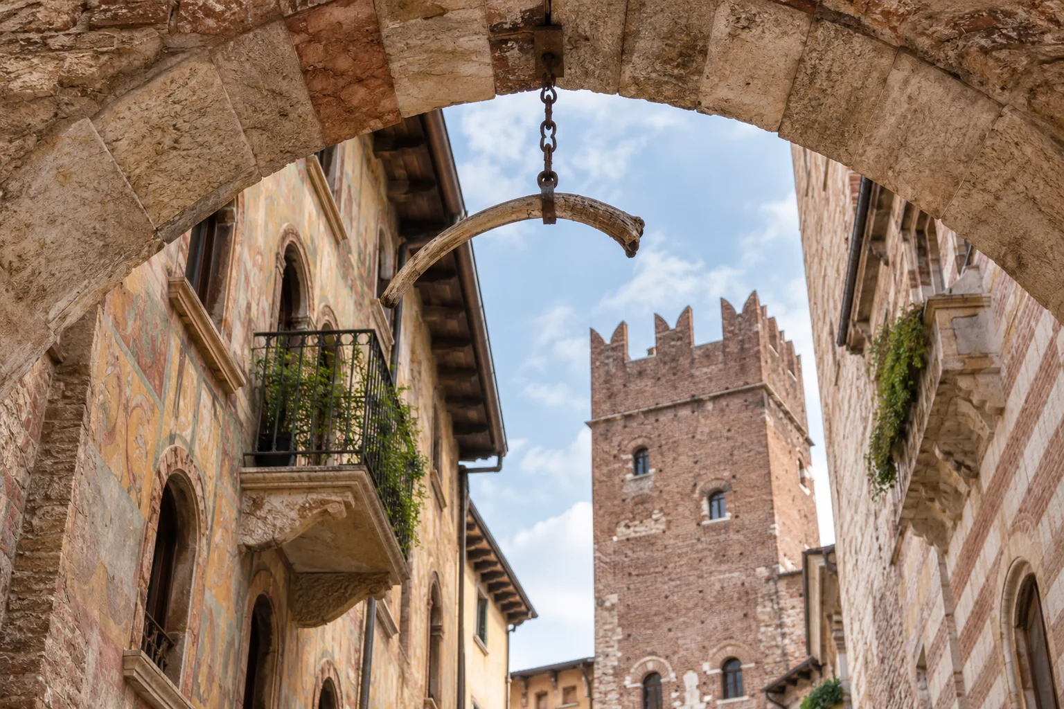 La costola di balena all’Arco della Costa: leggenda e curiosità
