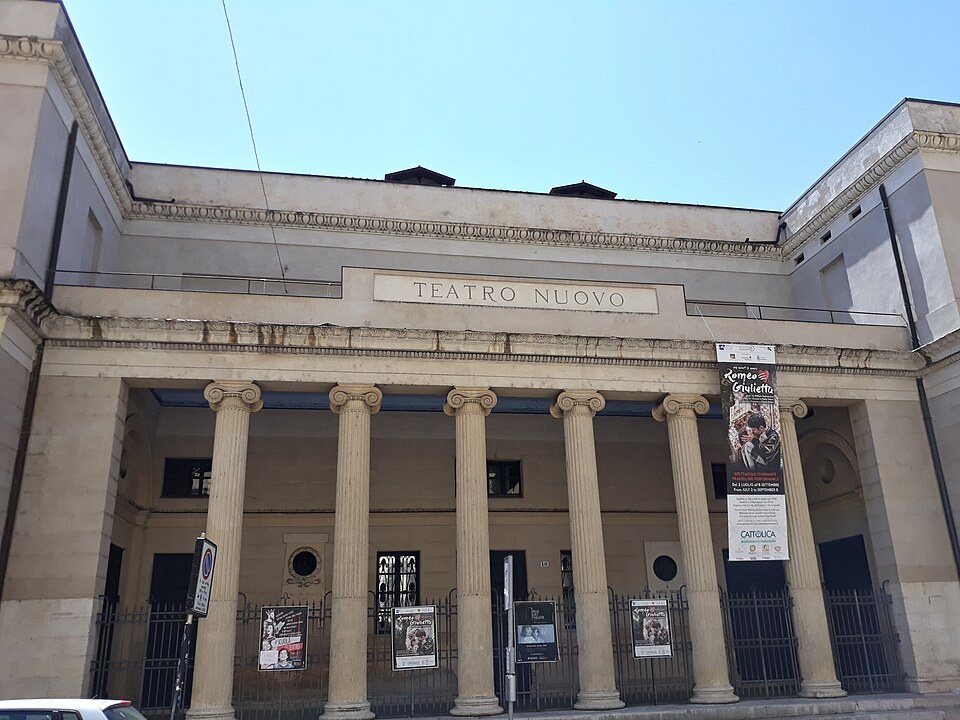Facciata del Teatro Nuovo a Verona