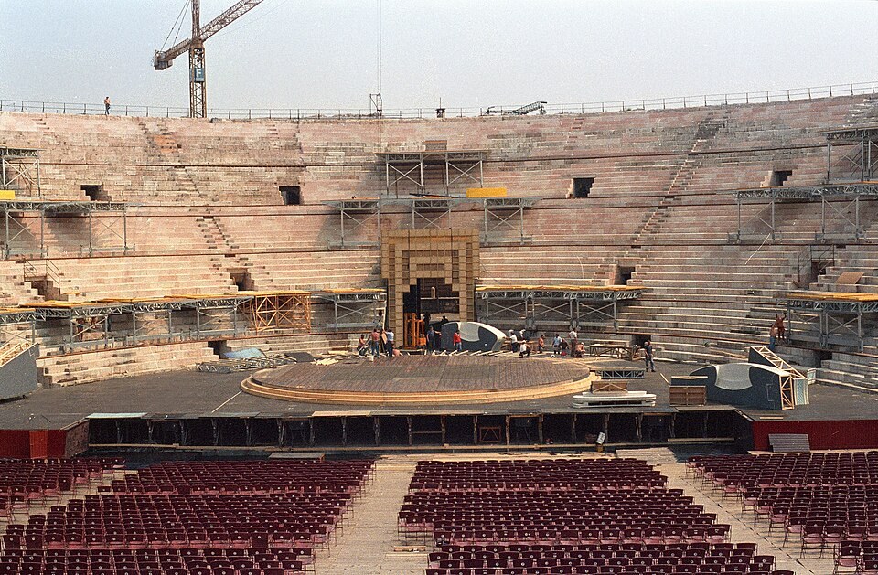Interno dell’Arena di Verona con allestimento sul palco
