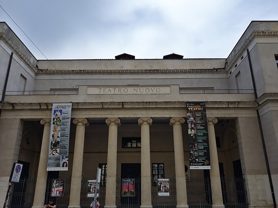 Facciata del Teatro Nuovo a Verona
