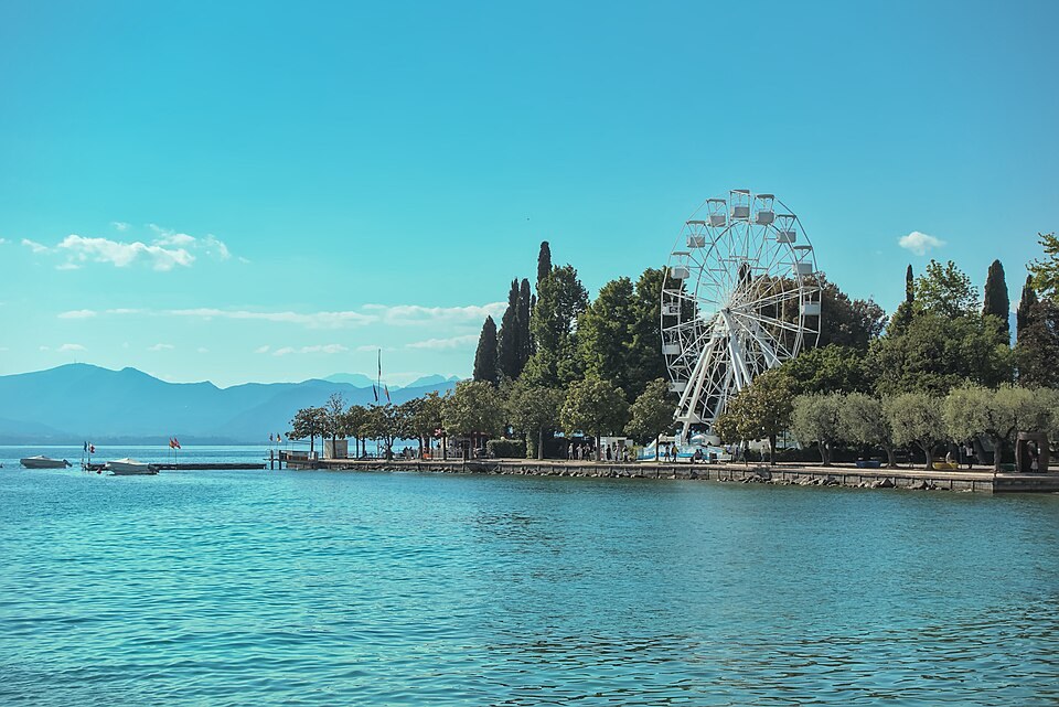 Lungolago e porto di Bardolino sul Lago di Garda