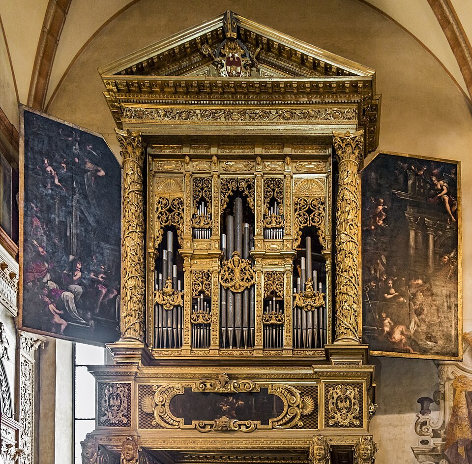 Organo nella navata del Duomo di Verona