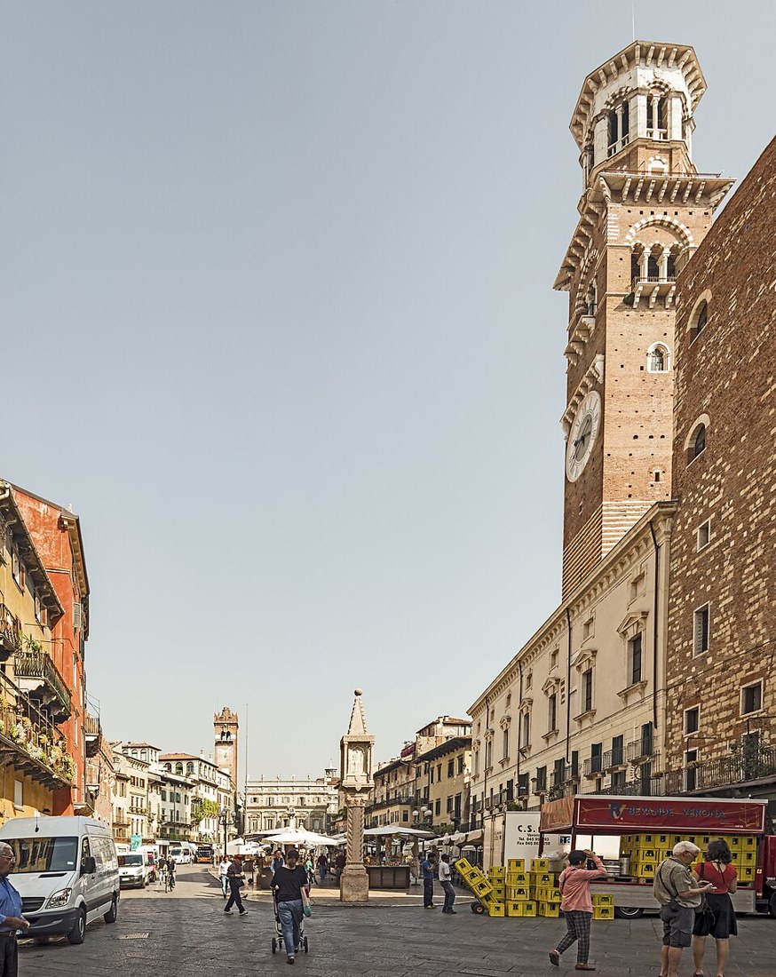 Piazza delle Erbe nel centro storico di Verona