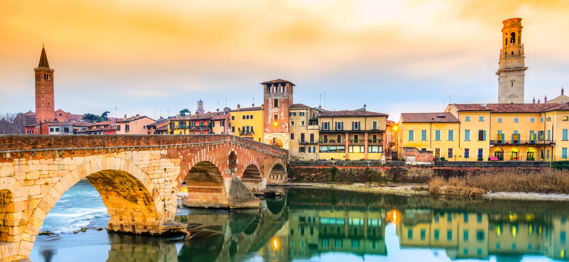 Veduta di Verona sul fiume al tramonto
